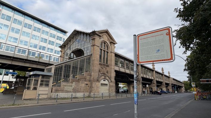 Der Bahnhof mit Infotafel heute. Dem Basar ist darin ein Satz gewidmet (Foto: rbb/Julian von Bülow).
