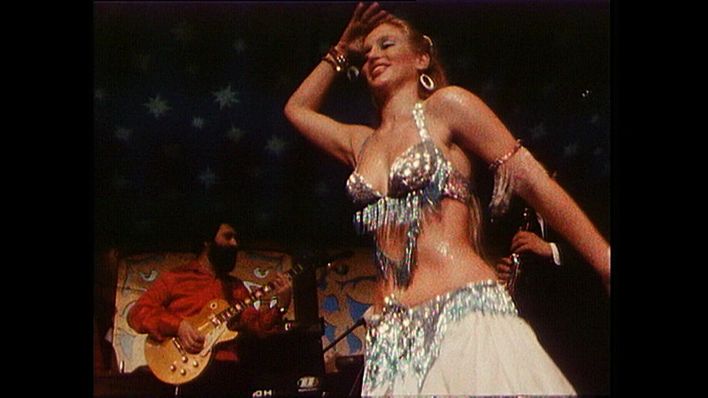 Eine Tänzerin mit einem Gitarristen beim Türkischen Basar 1983 (Bild: rbb).