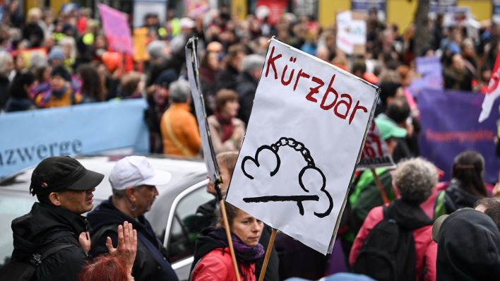 Demonstration des Bündnis #unkürzbar. Protestiert wird gegen geplante Kürzungen im sozialen und kulturellen Bereich. (Quelle: dpa/Britta Pedersen)