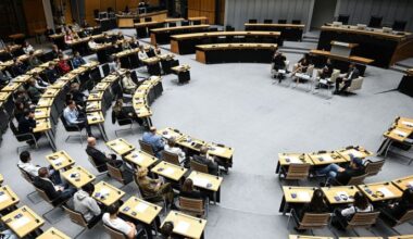 Zeitzeugen sprechen bei einer Diskussionsveranstaltung zwei Jahre nach dem Anschlag der Hamas auf Israel im Berliner Abgeordnetenhaus vor Schülern und Schülerinnen. (Quelle: dpa/Britta Pedersen)