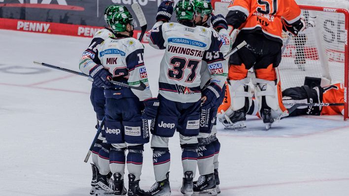 Jubel bei den Eisbären Berlin (imago images/Gawlik)