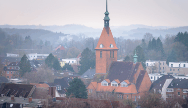 Die Bewerber für das Oberbürgermeisteramt diskutieren am 26. Oktober in der Michaeliskirche mit Bürgerinnen und Bürgern über kommunalpolitische Themen und beantworten Fragen zur Wahl in Kiel.