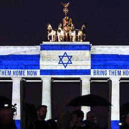 Das Brandenburger Tor ist in den Farben der israelischen Fahne angestrahlt. Am 7. Oktober 2023 griffen Kämpfer der radikalislamischen Hamas Israel an, töteten zahlreiche Menschen und verschleppten Geiseln in den Gazastreifen. (Quelle: dpa/Pedersen)