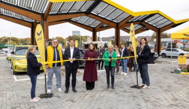 Lader mit Laden: Zahlreiche Einkaufsmöglichkeiten hoben die Verantwortlichen bei der Eröffnung der neuen Fastned-Station in Gelsenkirchen hervor. V.l.n.r.: Grundstückseigentümer Andreas Pieper, Nikolaus Oberkandler (BMV), Linda Boll (Fastned), Bürgermeisterin Martina Rudowitz.