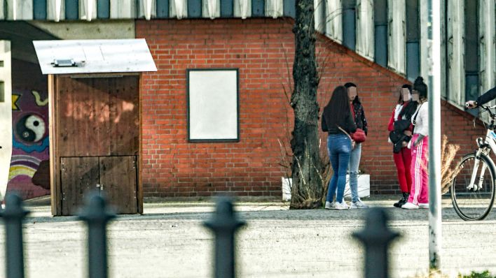 Symbolbild: Prostituierte stehen an der Kurfürstenstraße in Berlin Schöneberg. (Quelle: imago images/Kremming)