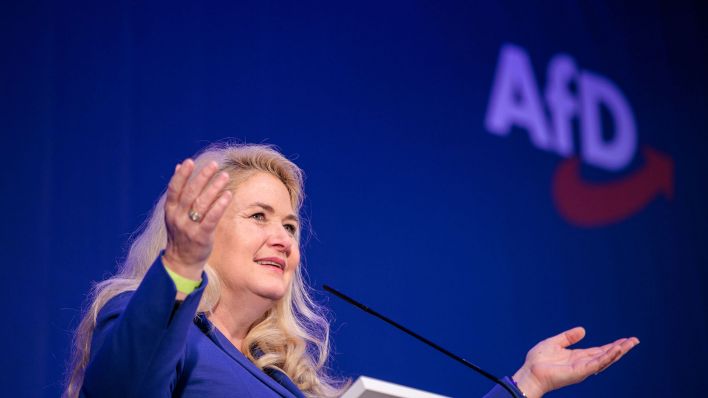 Kristin Brinker, Landesvorsitzende der AfD Berlin, spricht bei einem Landesparteitag. (Quelle: dpa/Carsten Koall)