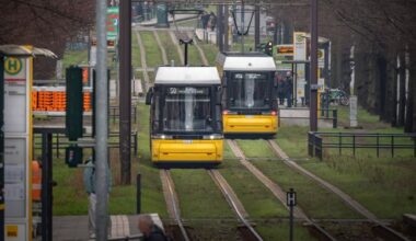 Symbolbild:Straßenbahnen im Straßenverkehr, Bornholmer Straße Richtung Schönhauser Allee.(Quelle:imago images/J.Ritter)