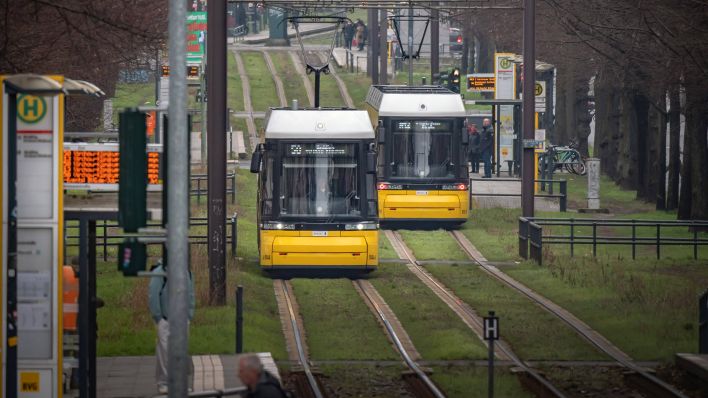 Symbolbild:Straßenbahnen im Straßenverkehr, Bornholmer Straße Richtung Schönhauser Allee.(Quelle:imago images/J.Ritter)