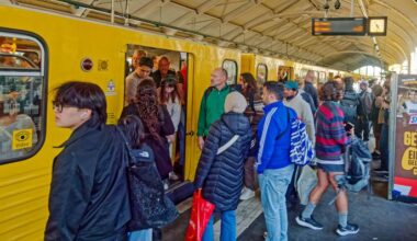 Symbolbild:Viele Menschen versuchen in eine U-Bahn in Berlin einzusteigen.(Quelle:imago images/J.Held)