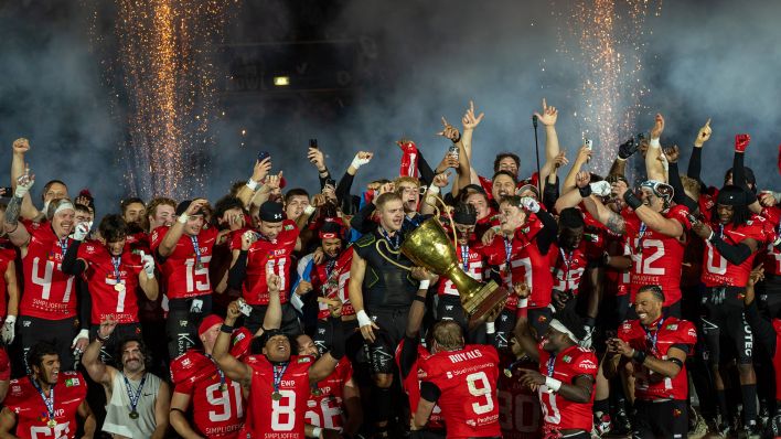 Die Potsdam Royals jubeln über ihren Meistertitel. Quelle: imago images/Foot Bowl