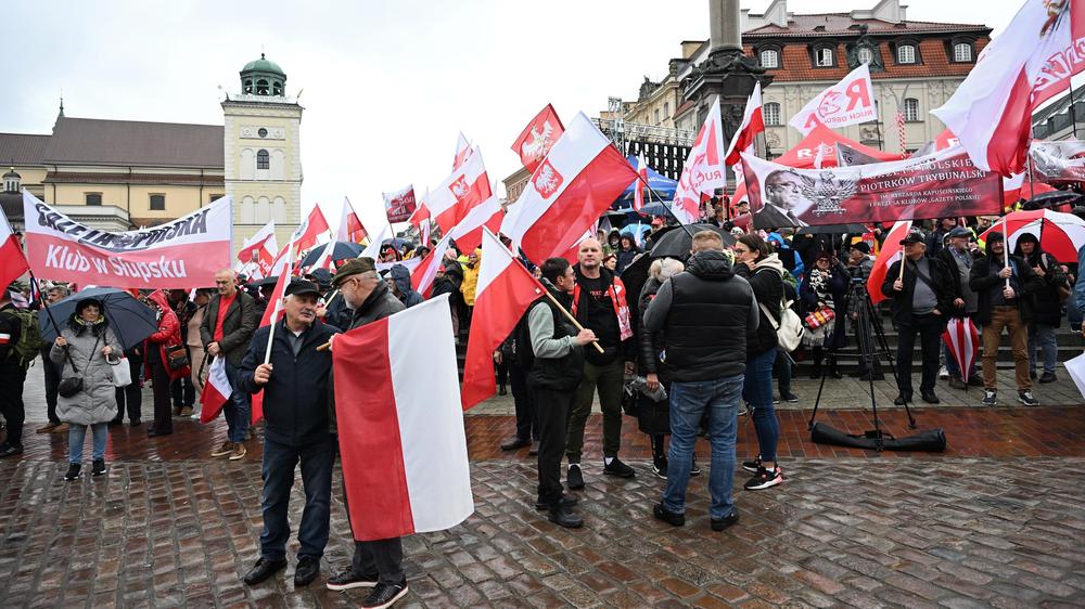 Europäische Union: Teilnehmer während der von der rechtskonservativen Oppositionspartei PiS organisierten Demonstration gegen irreguläre Migration auf dem Schlossplatz in Warschau.