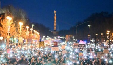 Mehr als 100.000 Menschen demonstrieren in Berlin für Erhalt der "Brandmauer". (Quelle: dpa/Gollnow)