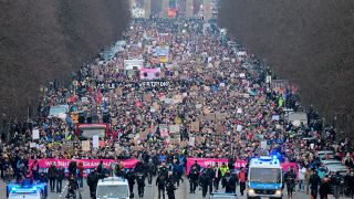 Teilnehmer ziehen während einer Demonstration unter dem Motto «Aufstand der Anständigen - Demo für die Brandmauer» in Berlin über die Straße des 17. Juni. (Quelle: dpa/Sebastian Gollnow)