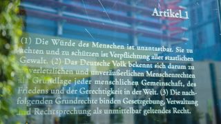 Archivbild: Artikel 1 auf Glaswand, Kunstwerk von Dani Karavan. (Quelle: dpa/Schoening)