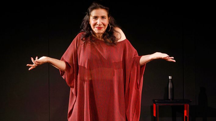 Orit Nahmias in "Make Love Not War- A (One Night) Stand-Up Show" im Maxim-Gorki-Theater Berlin.(Quelle:Mai Foto/Ute Langkafel)