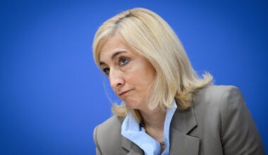 Gesetzliche Krankenkassen: Gesundheitsministerin Warken will Krankenkassenbeiträge stabilisieren