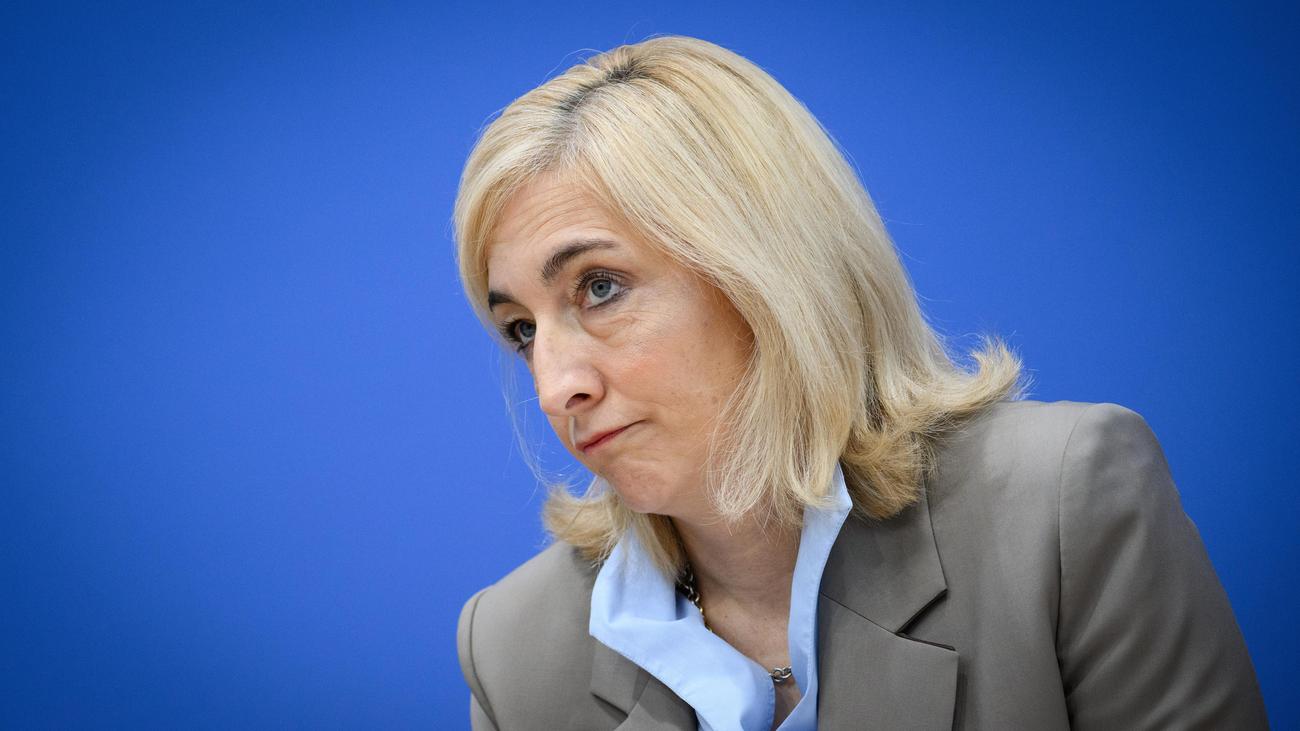 Gesetzliche Krankenkassen: Gesundheitsministerin Warken will Krankenkassenbeiträge stabilisieren