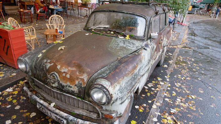 Fahrbereiter, seit 1977 ungewaschener Opel-Oldtimer in Berlin-Kreuzberg im Herbst