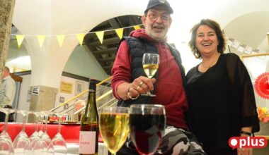 Bücher, Wein und beschwingte Stimmung in der Regionalbibliothek Weiden