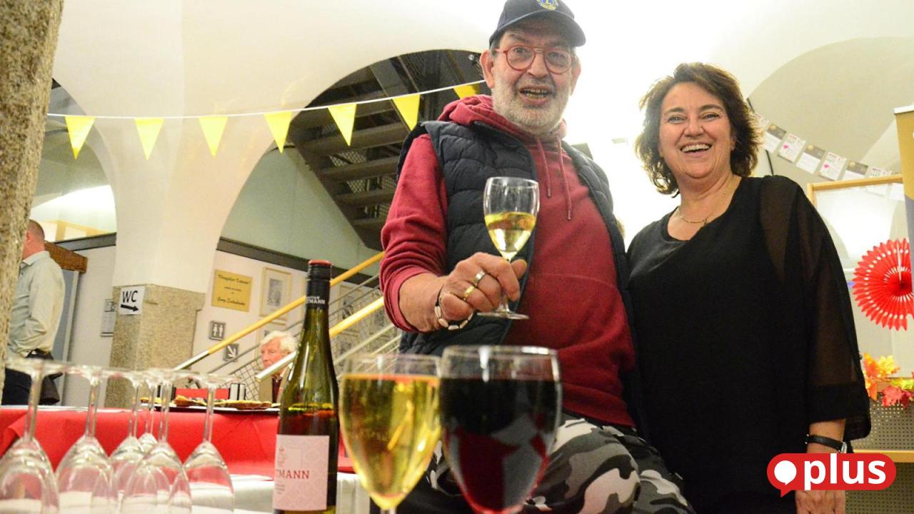 Bücher, Wein und beschwingte Stimmung in der Regionalbibliothek Weiden