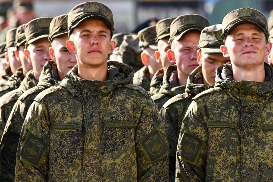 Russische Soldaten nehmen an einer Feier zum Tag der Panzerbesatzung im 212. Gardebezirks-Ausbildungszentrum teil