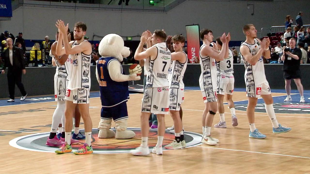 buten un binnen: Eisbären Bremerhaven schlagen Bayreuth in Stadthalle Bremen