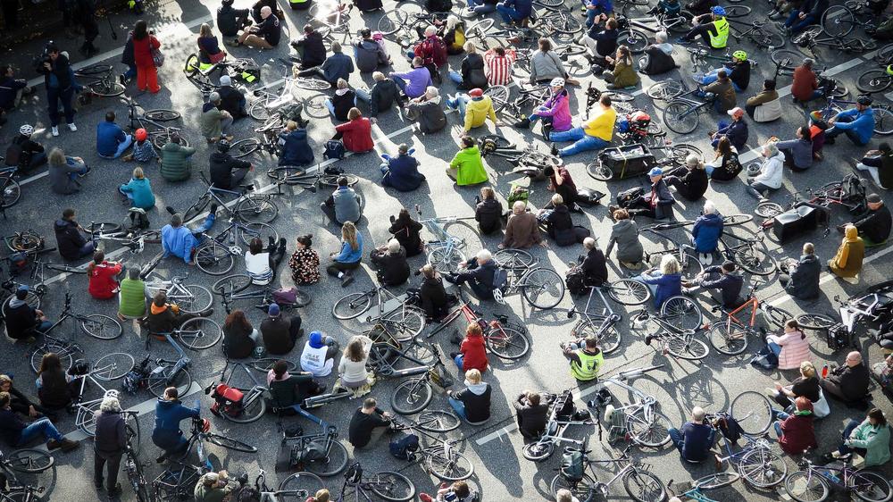 Hamburg: Hunderte Menschen nehmen mit ihren Fahrrädern an einer Mahnwache teil.