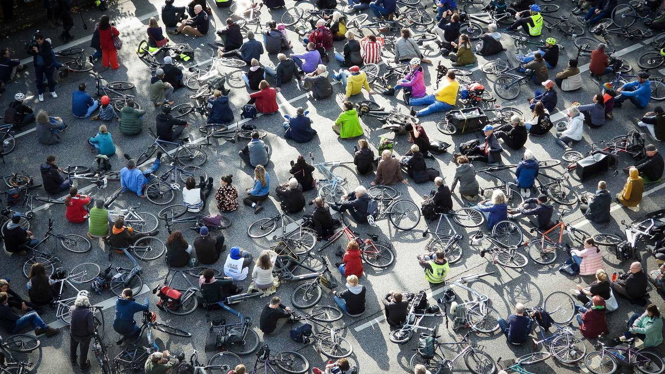 Hamburg: Hunderte Menschen nehmen an Mahnwache für getötete Radfahrerin teil