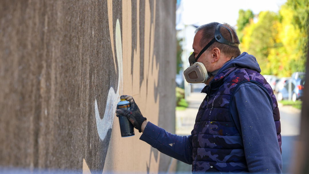 Sprayer "KAE ONE" sprüht in Fulda neue Kunst an die Wand