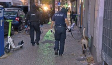 Mit einem Spürhund sind Beamte der Berliner Polizei auf der Suche nach Drogen. (Quelle. TV News Kontor)