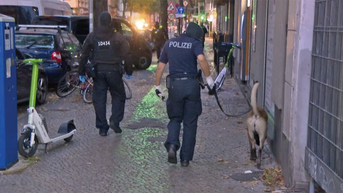 Mit einem Spürhund sind Beamte der Berliner Polizei auf der Suche nach Drogen. (Quelle. TV News Kontor)