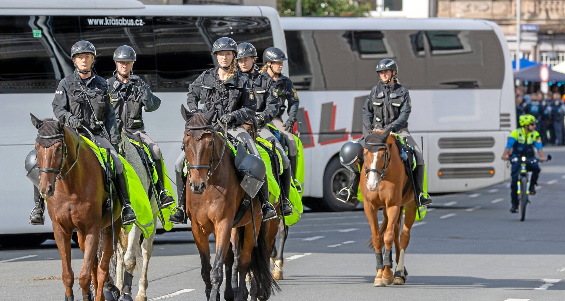 Umstrittener Einsatz – Polizeipferde und Schlagstöcke gegen Antifas in Nürnberg