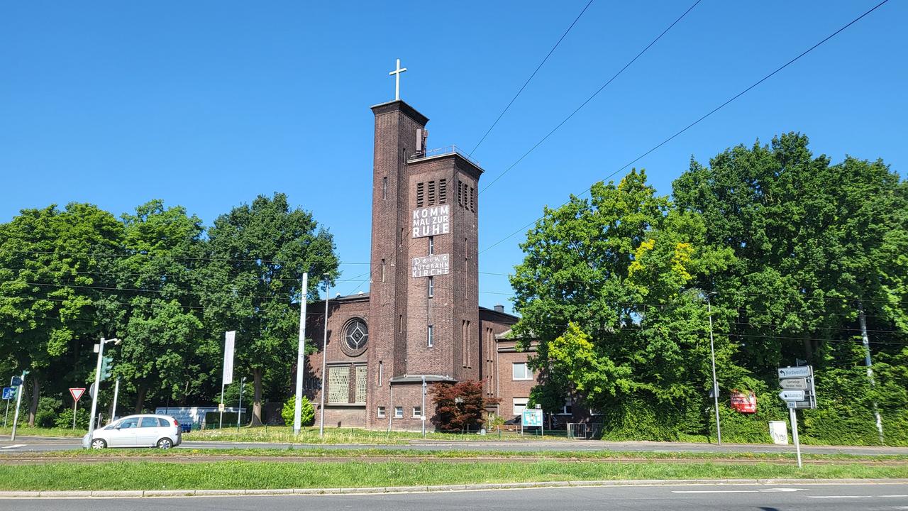 Nordrhein-Westfalen: Bekannte Landmarke: Autobahnkirche Ruhr an A40 in Bochum wird verkauft