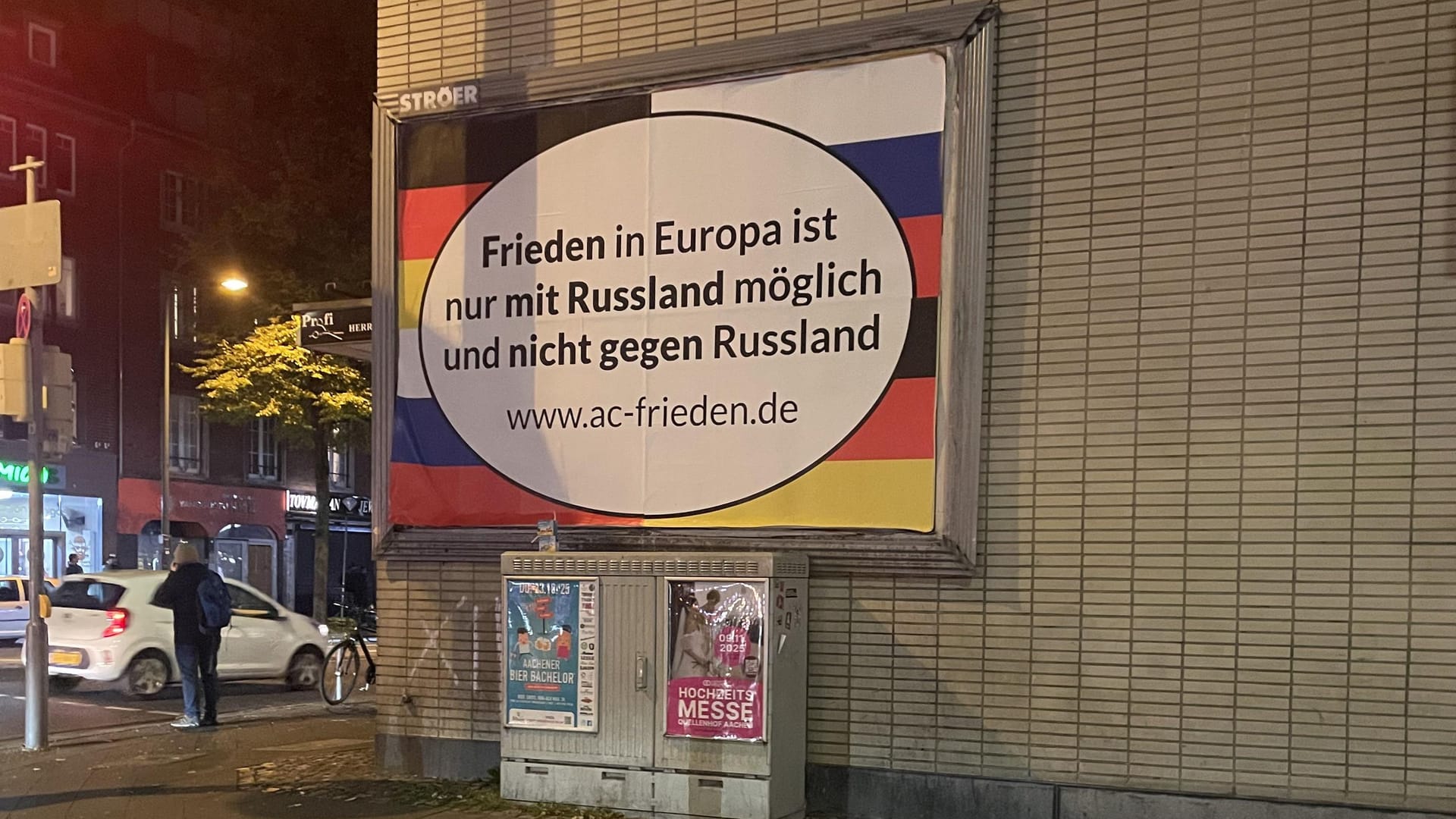 Direkt am Bushof: Plakate wie dieses sieht man aktuell an mehreren Orten in Aachen. Direkt am Bushof: Plakate wie dieses sieht man aktuell an mehreren Orten in Aachen.
