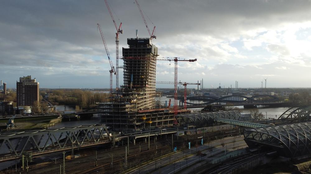 Elbtower: Seit dem Baustopp im Herbst 2023 ist es still auf der Elbtower-Baustelle im Hamburger Hafen.