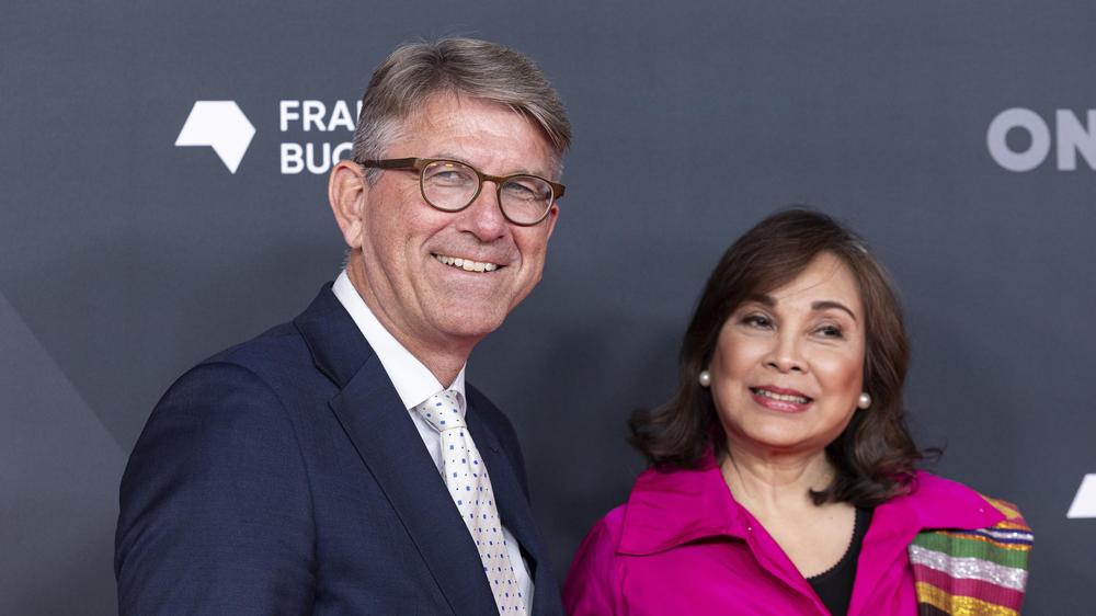 Frankfurter Buchmesse 2025: "Fantasie beseelt die Luft": Wolfram Weimer (links), hier mit der philippinischen Senatorin Loren Legarda, die das diesjährige Gastland der Frankfurter Buchmesse bei deren Eröffnung vertrat.