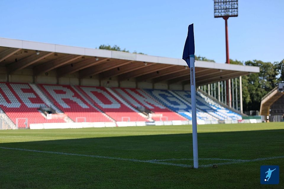 Uerdingen gegen Duisburg im Achtelfinale des Pokals. Uerdingen gegen Duisburg im Achtelfinale des Pokals.