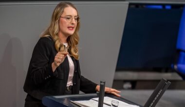 Debatte im Bundestag: Dröge stellt Merz' Eignung für das Amt des Bundeskanzlers infrage