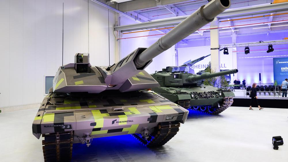 Aufrüstung: Panzer Panther KF51 (l.) und Leopard im neuen Artilleriewerk von Rheinmetall.