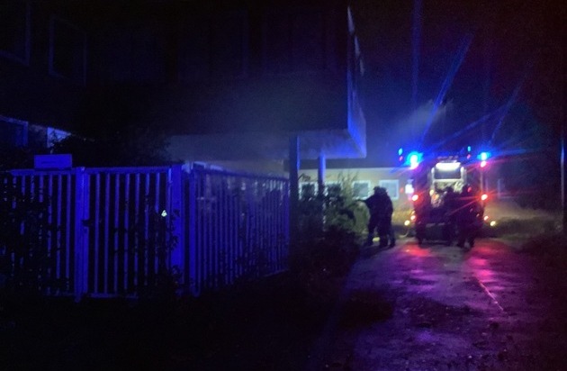 FW-GE: Brand in einer ehemaligen Fabrikhalle in Gelsenkirchen Feldmark