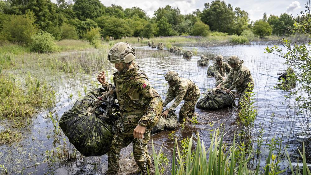 Wehrpflicht in Europa: Wehrpflichtige in Dänemark – sowohl Männer als auch Frauen ab 18 Jahren müssen zur Musterung, der Dienst dauert aktuell mindestens vier Monate.