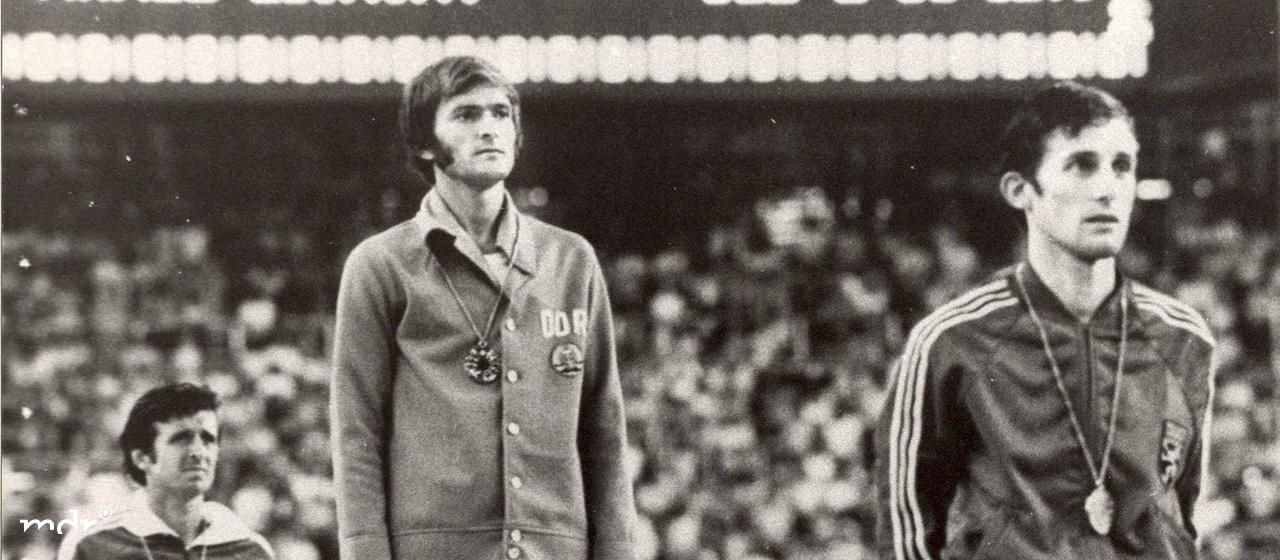 Medaillengewinner des olympischen Marathons auf dem Podium, von links nach rechts: Silbermedaillengewinner aus den USA Frank Shorter Boulder Colo, Goldmedaillengewinner aus Deutschland Waldemar Cierpinski und Bronzemedaillengewinner aus Belgien Karel Lismont.
