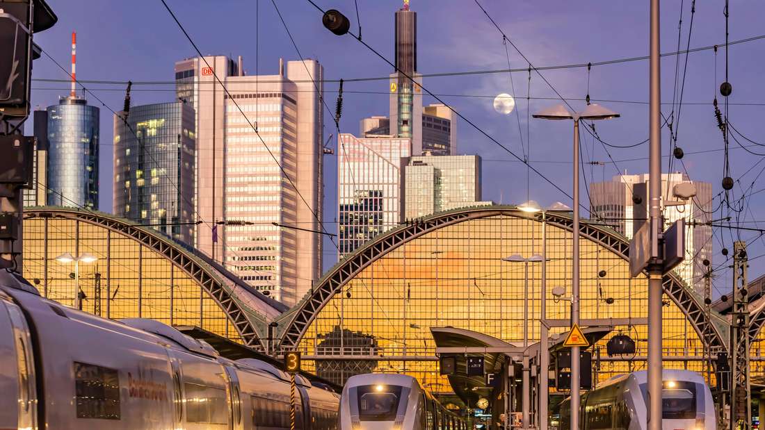 Hauptbahnhof Frankfurt am Main am Abend. Bahnsteig mit ICE. Vollmond über den Wolkenkratzern von Mainhattan. // 13.01.20