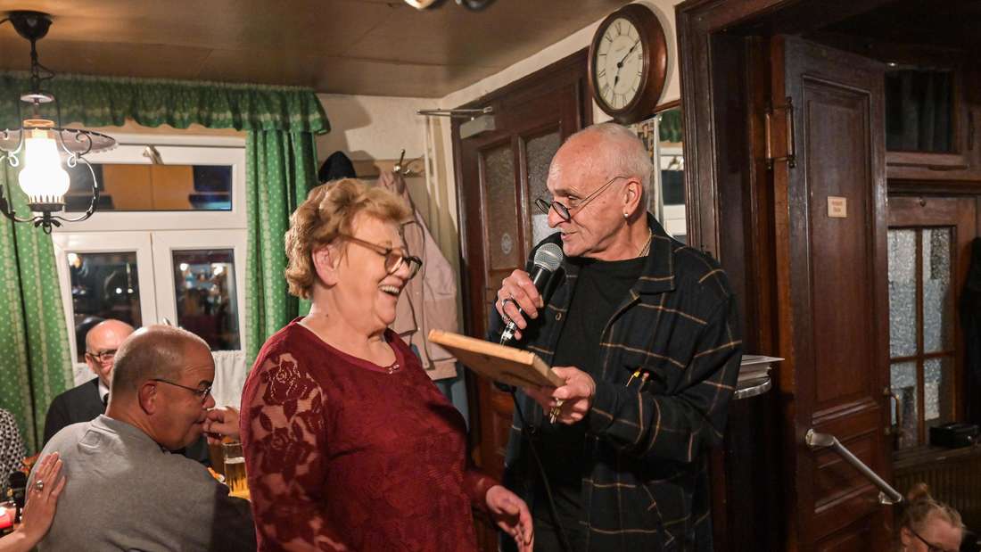 Frankfurt am Main, 15.10.2025, Stadtteil Bergen-Enkheim, Marktstrasse  50, Gaststätte „Alte Post“, Literarisches – Kulinarisches Der Stadtschreiber bittet zu Tisch!Ein Abend mit José (F.A. Oliver) (Im Foto m. mit Dragi)) und Wirtin Dragi für 80 Personen (ausgebucht). (c) FOTO: Rainer Rüffer (Rueffer)