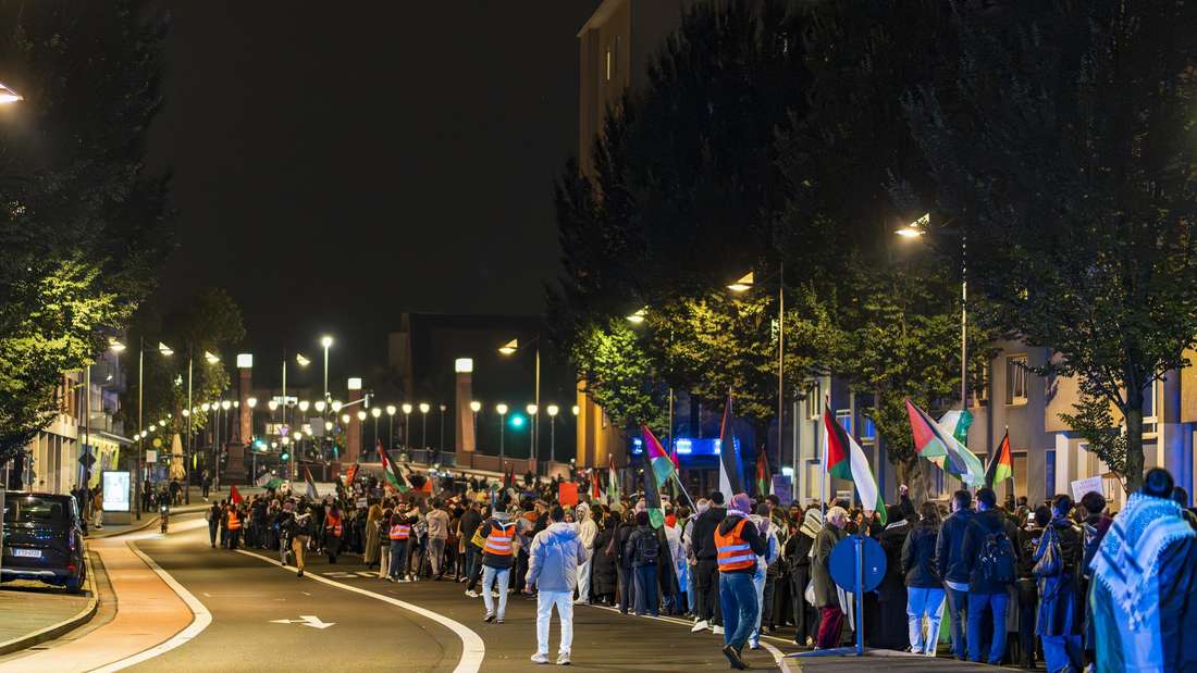 Weit mehr als 1.000 Menschen haben am Jahrestag des Terrorangriffs der Hamas auf Israel in der Frankfurter Innenstadt demonstriert. Propalästinensische Demonstranten standen an der Hauptwache proisraelischen Demonstranten gegenüber,