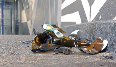 Frau greift Polizei mit Glasscherben an