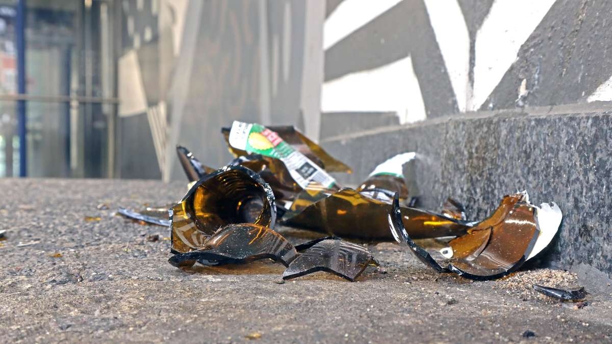 Frau greift Polizei mit Glasscherben an
