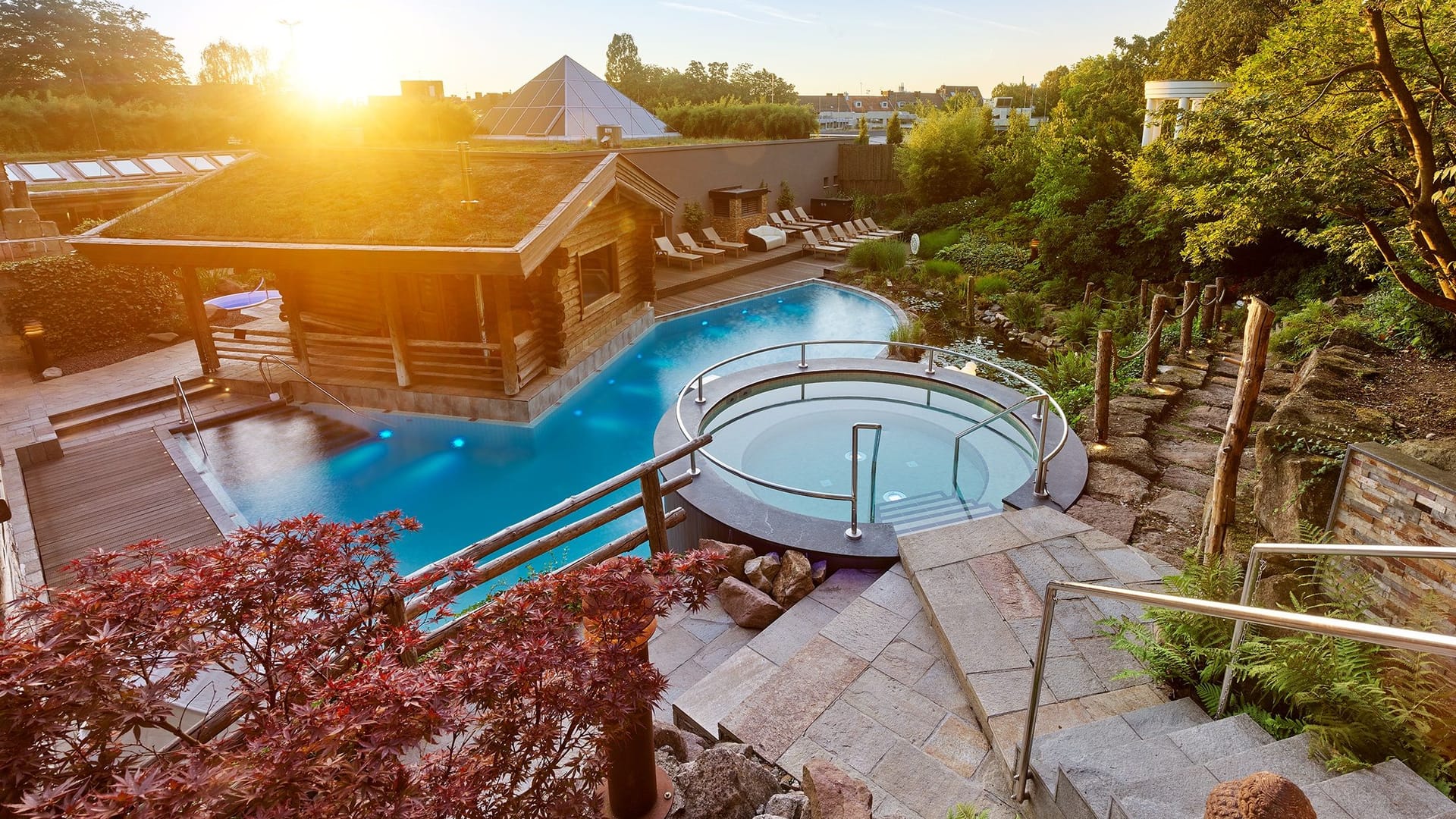Das Außenbecken im Saunabereich der Carolus Thermen: Ein Whirpool ergänzt den Bereich. Das Außenbecken im Saunabereich der Carolus Thermen: Ein Whirpool ergänzt den Bereich.