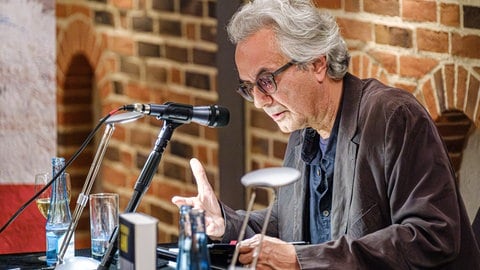 Friedrich Ani bei einer Lesung seines neuen Romans "Schlupfwinkel".