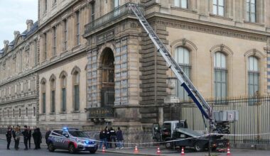 Raubüberfall auf Pariser Louvre - offenbar Schmuck gestohlen